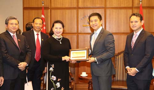 NA Chairwoman Nguyen Thi Kim Ngan hold talks with Singaporean counterpart